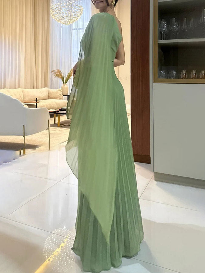 Robe longue élégante et fluide à plis et épaules dénudées