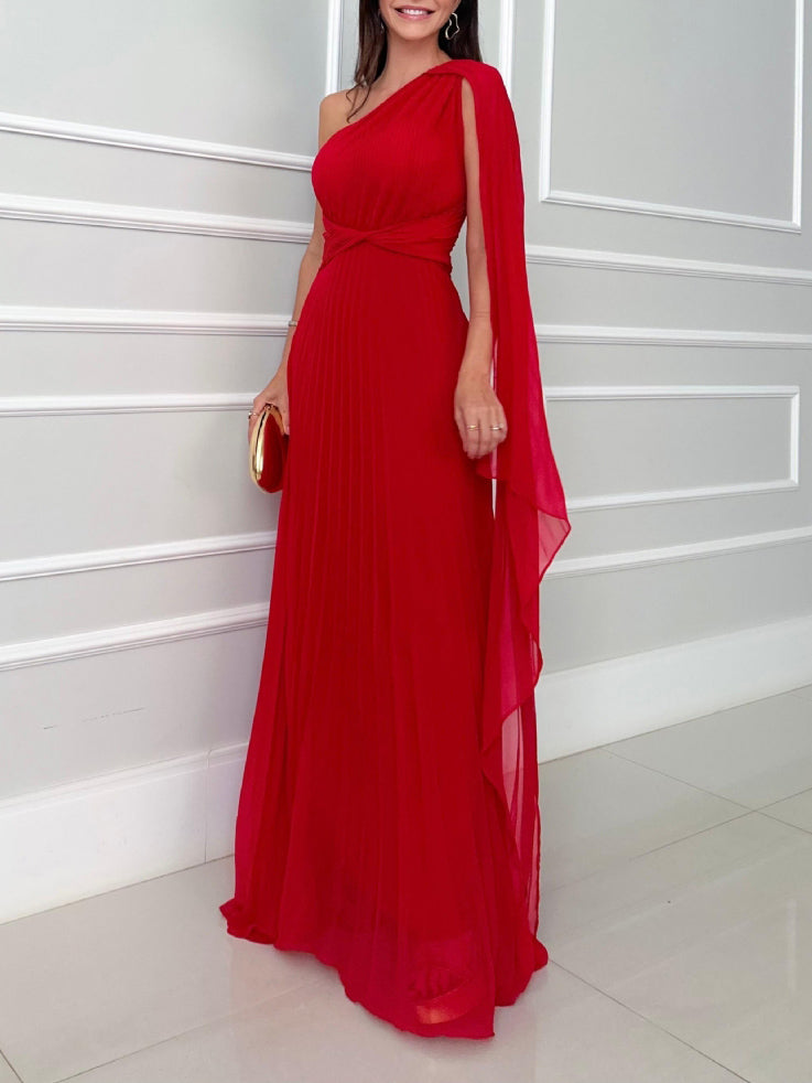 Robe longue élégante et fluide à plis et épaules dénudées