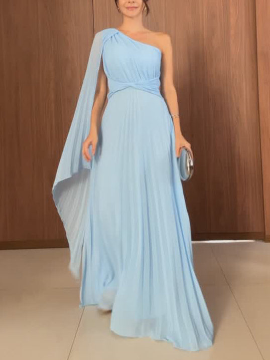 Robe longue élégante et fluide à plis et épaules dénudées