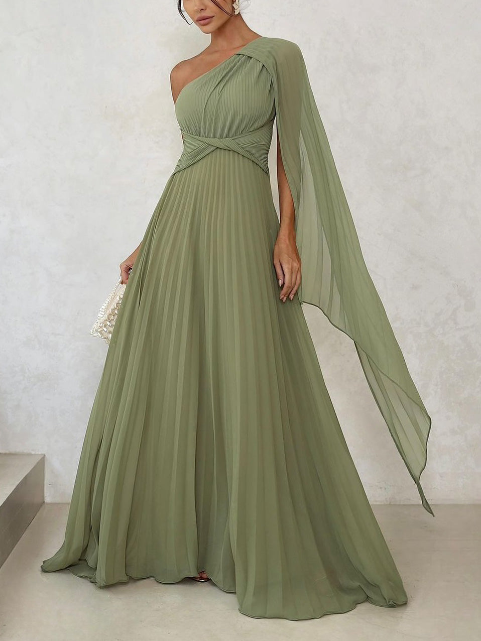 Robe longue élégante et fluide à plis et épaules dénudées