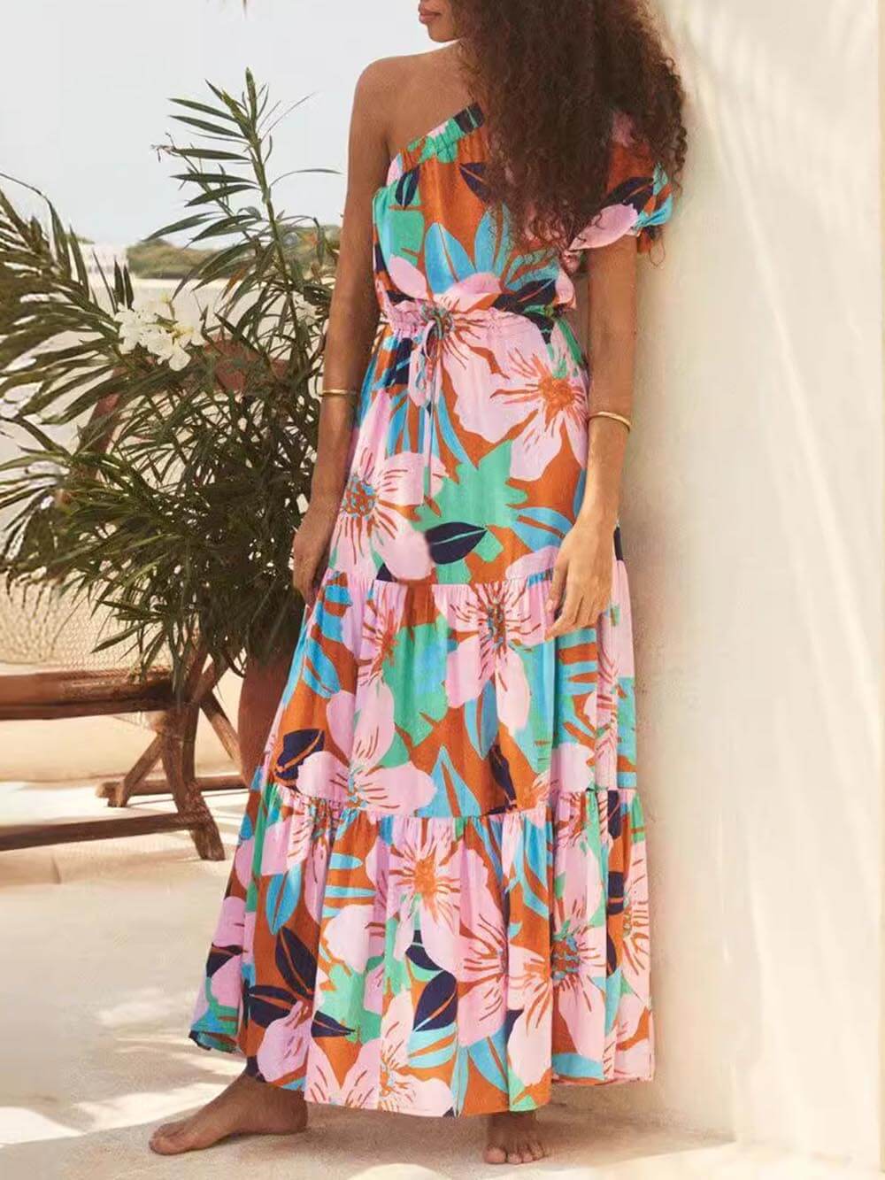 Robe fleurie style vacances à imprimé feuilles de palmier et épaules dénudées