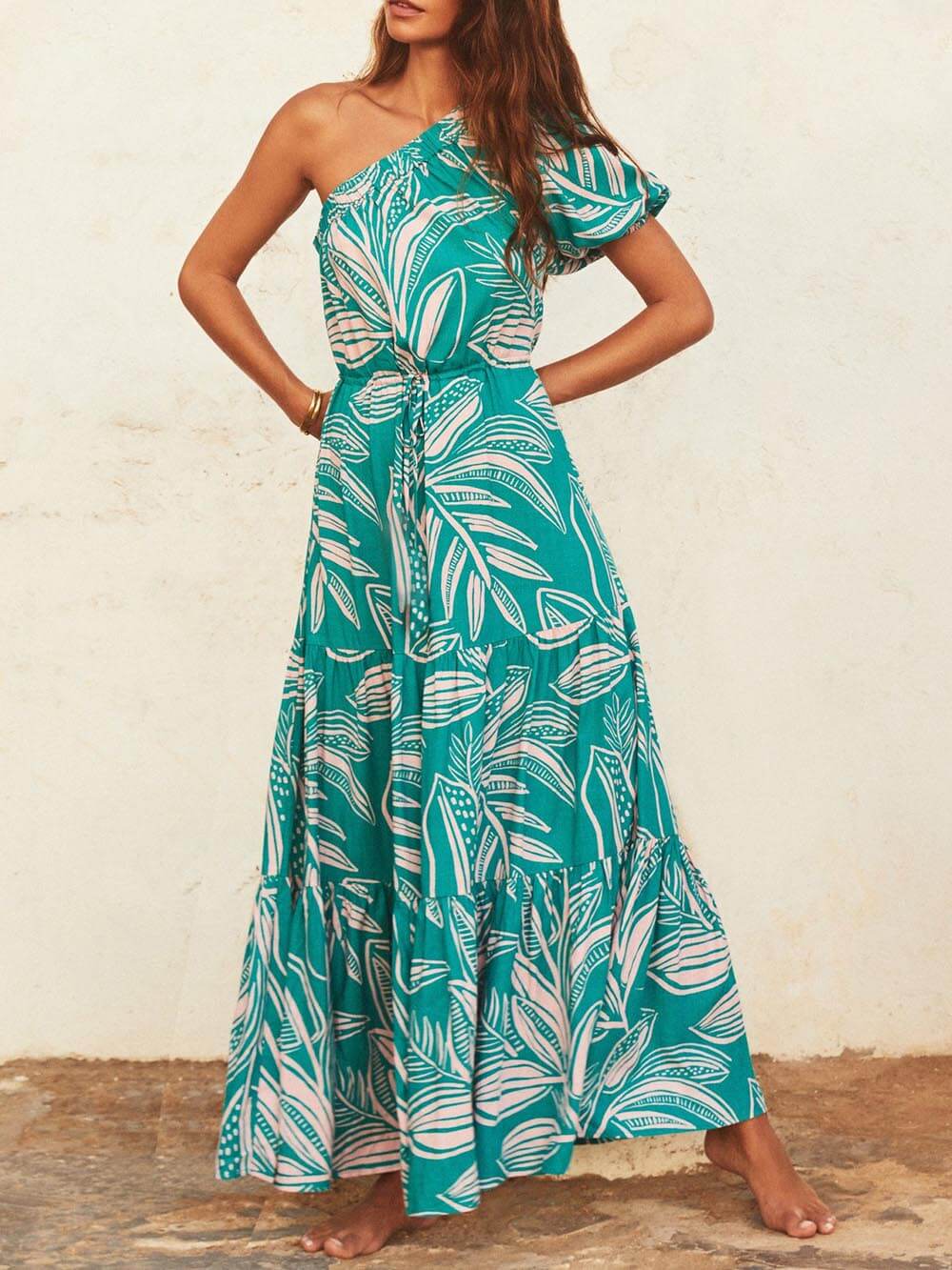 Robe fleurie style vacances à imprimé feuilles de palmier et épaules dénudées