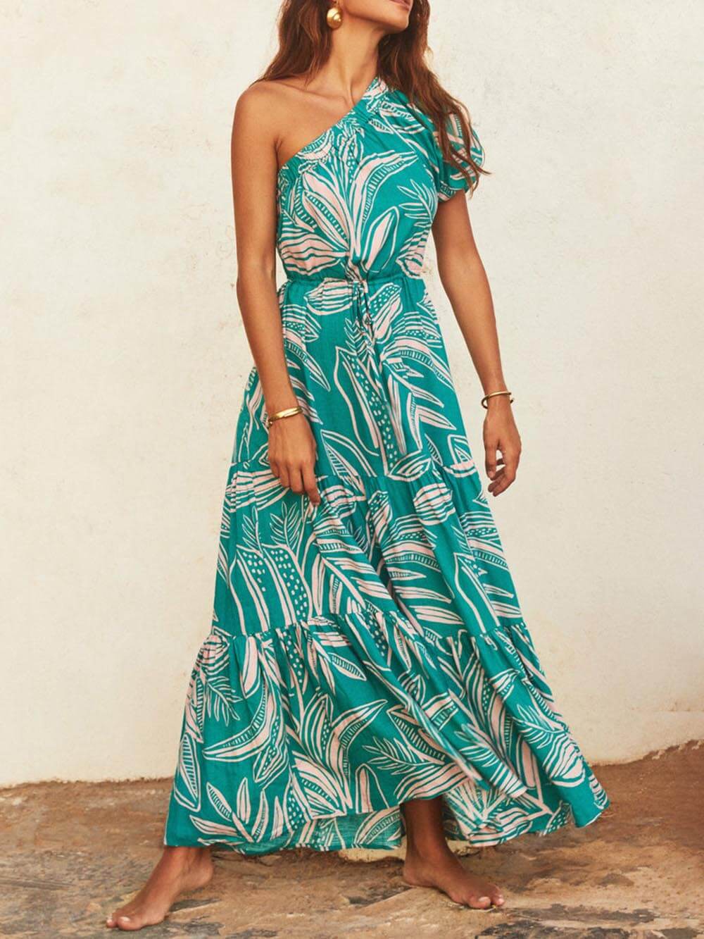 Robe fleurie style vacances à imprimé feuilles de palmier et épaules dénudées