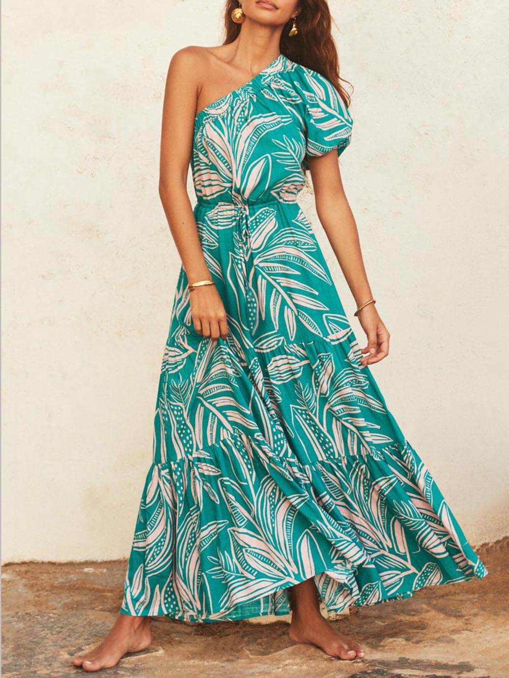 Robe fleurie style vacances à imprimé feuilles de palmier et épaules dénudées