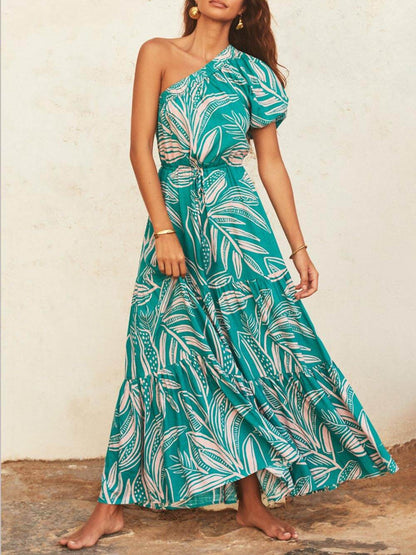 Robe fleurie style vacances à imprimé feuilles de palmier et épaules dénudées
